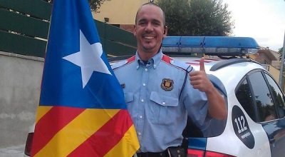 Expedientan a un agente de la Urbana por una bandera española Mossos2